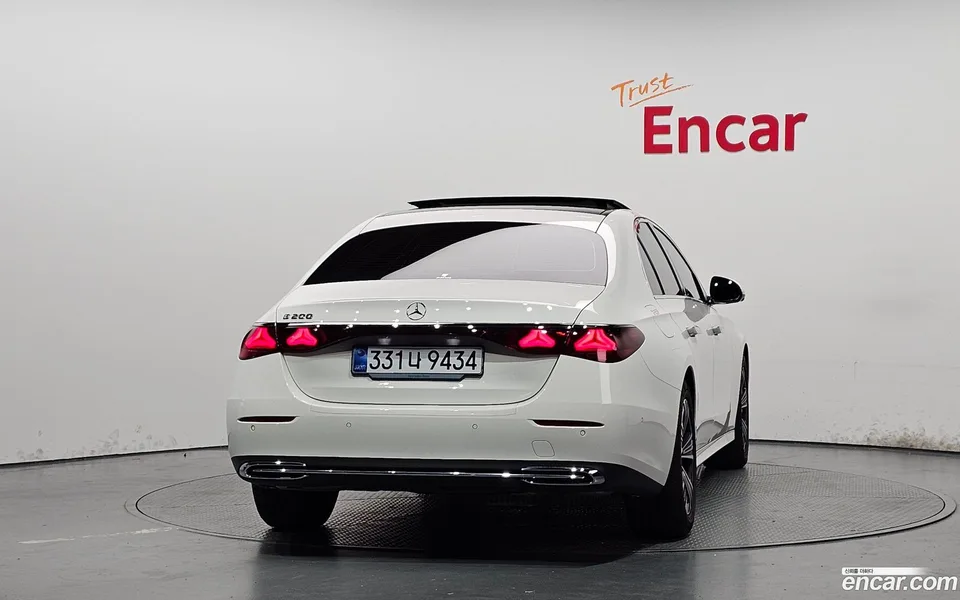 Mercedes-Benz E-Class E200 2024 — thumbnail 4