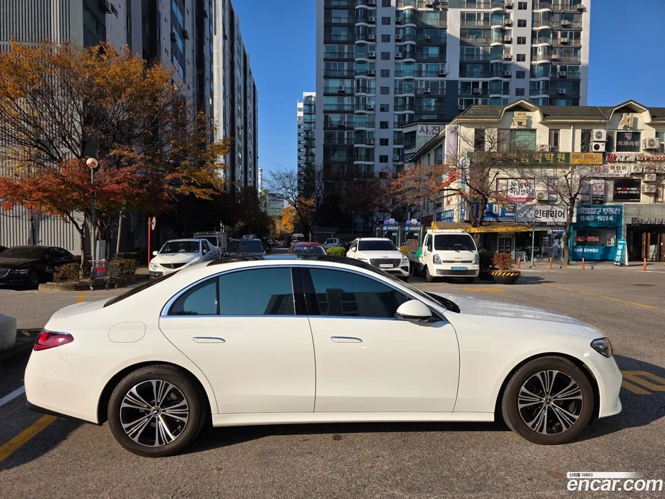 Mercedes-Benz E-Class E200 2025 — thumbnail 3