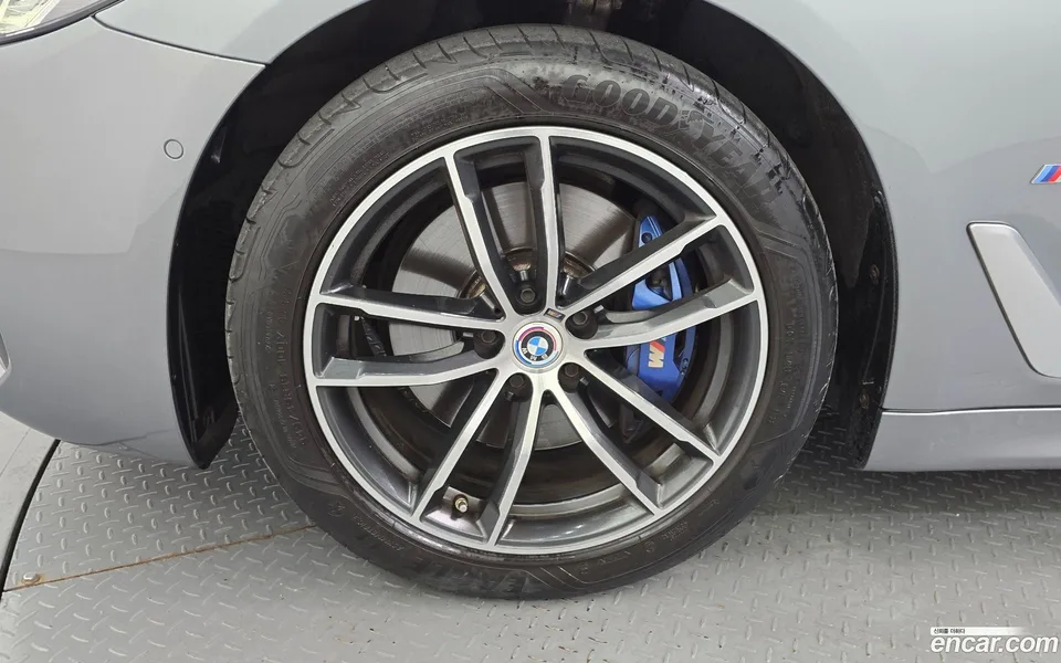 BMW 5 Series 523d M 2023 — thumbnail 2