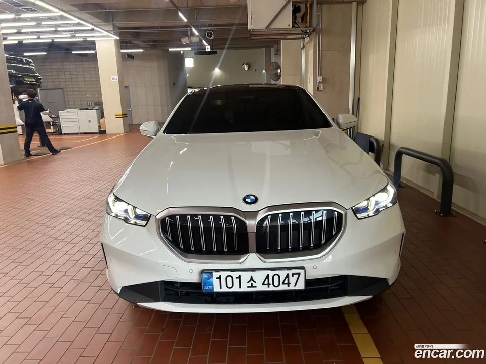 BMW 5 Series 520i 2025 — photo 1, buy with delivery to Moscow