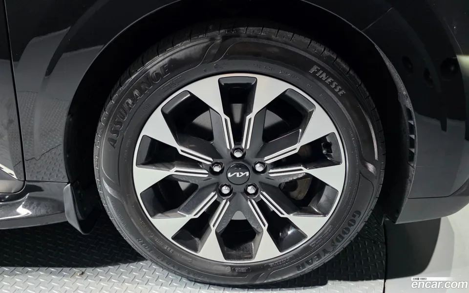 Kia Carnival 9 2023 — thumbnail 2