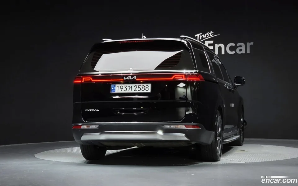 Kia Carnival 9 2023 — thumbnail 4