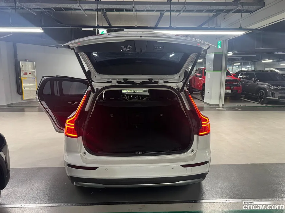 Volvo V60 Cross Country B5 AWD 2022 — thumbnail 3