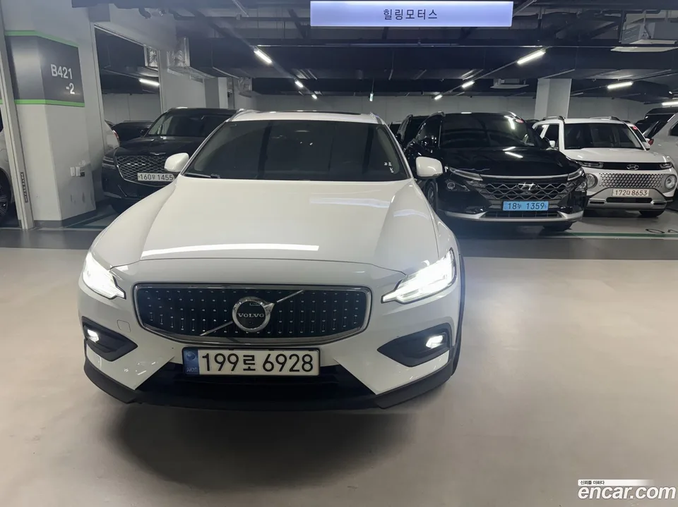 Volvo V60 Cross Country B5 AWD 2022 — photo 1, buy with delivery to Moscow