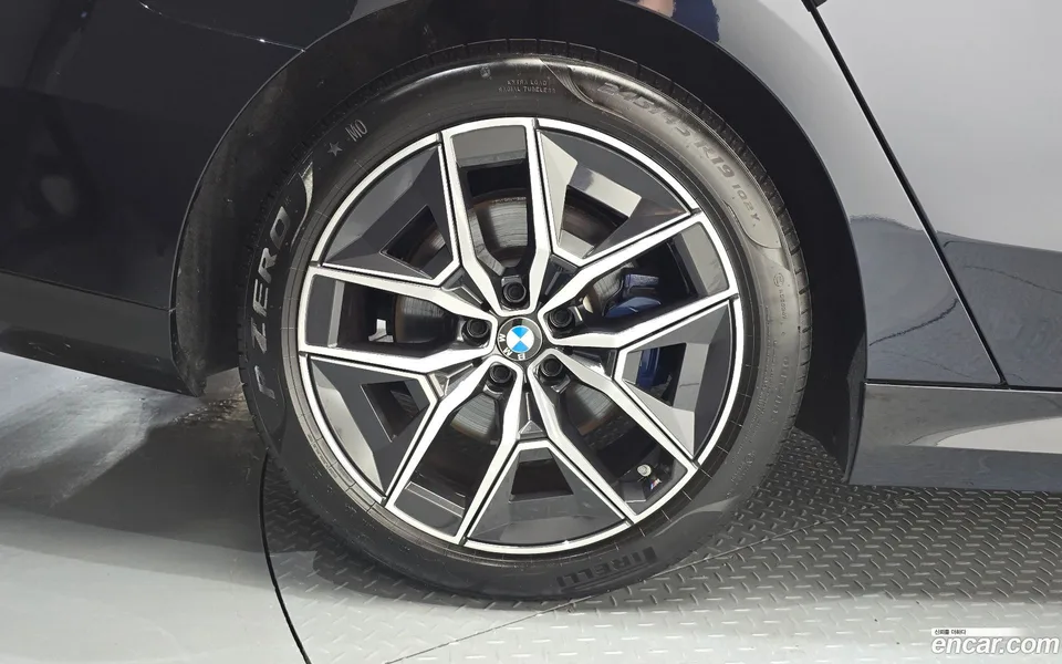 BMW 5 Series 523d M 2025 — thumbnail 2