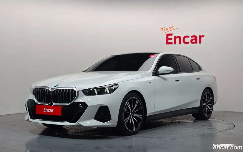 BMW 5 Series 530i xDrive M 2025 — фото 1, купить с доставкой в Москву