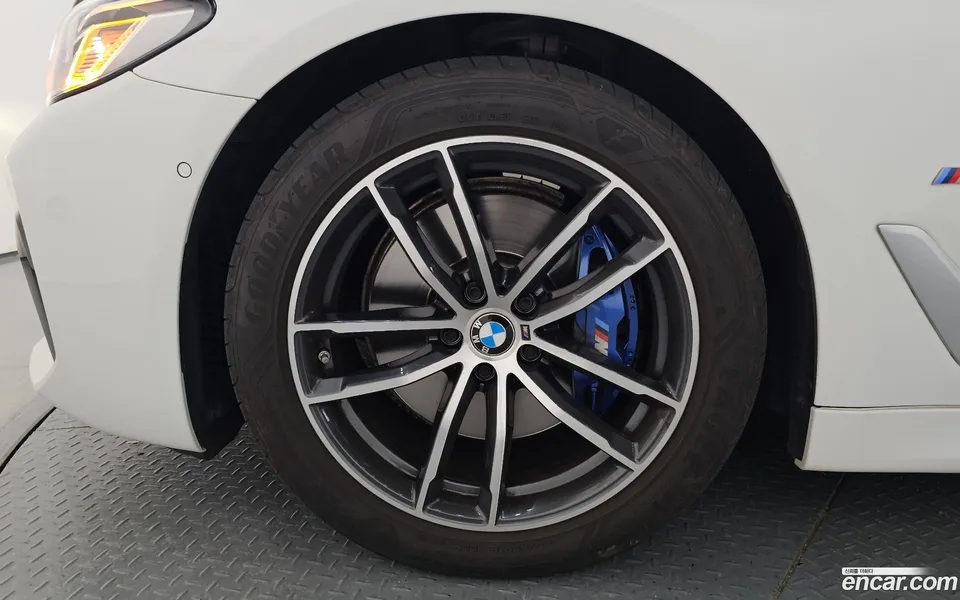 BMW 5 Series 520i M 2023 — thumbnail 2