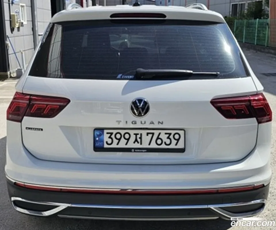 Volkswagen Tiguan Allspace 2.0 TSI 2023 — thumbnail 2