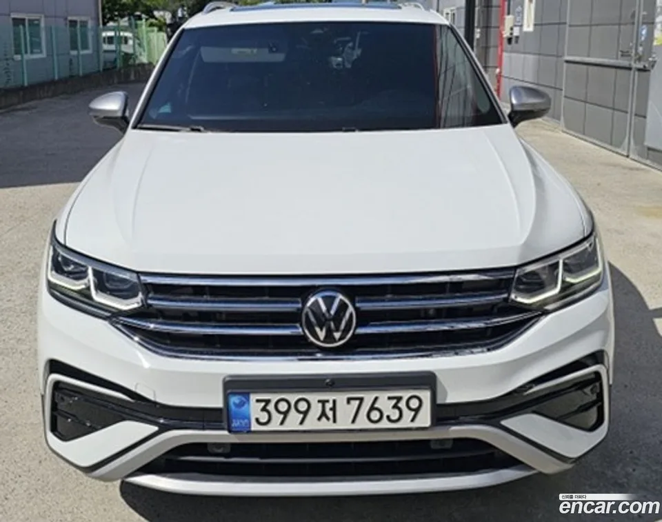 Volkswagen Tiguan Allspace 2.0 TSI 2023 — photo 1, buy with delivery to Moscow