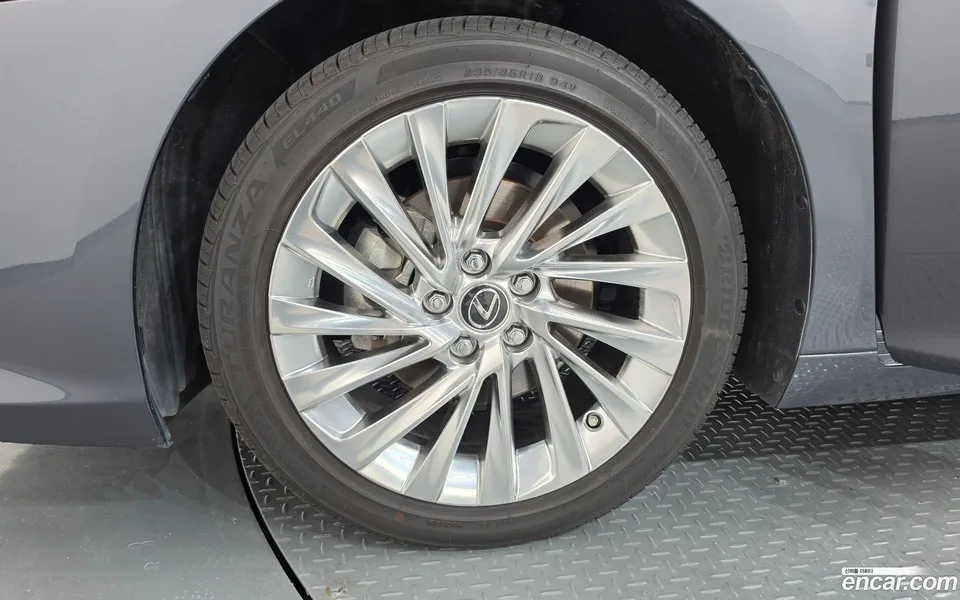 Lexus ES 300h 2024 — thumbnail 5