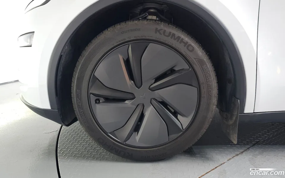 Tesla Model Y AWD 2025 — thumbnail 2