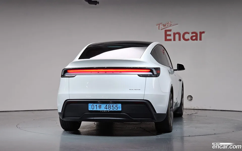 Tesla Model Y AWD 2025 — thumbnail 4