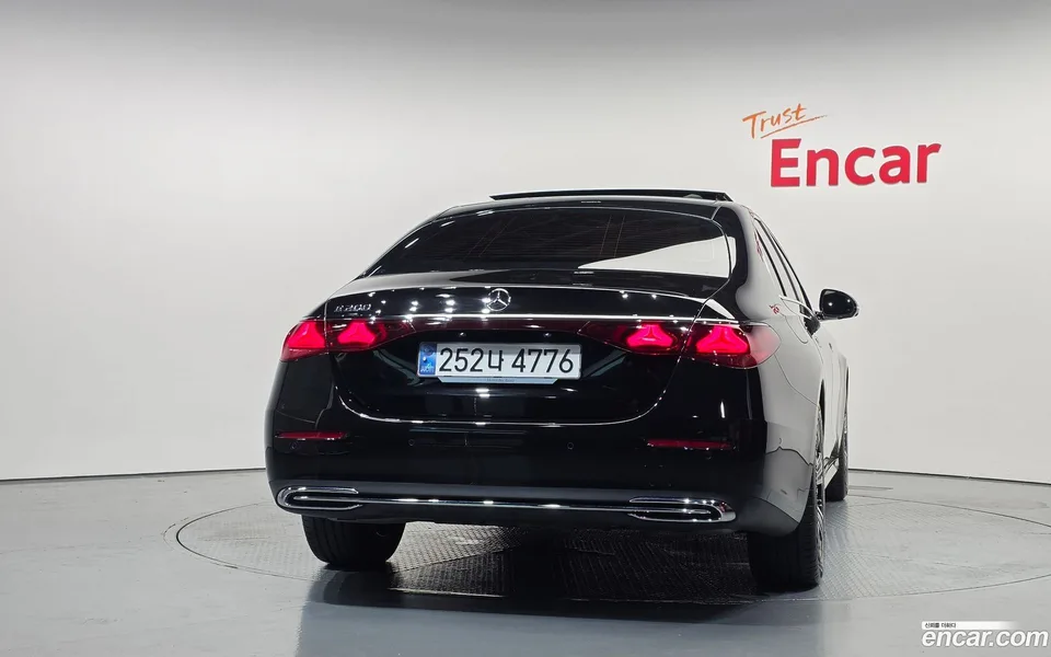 Mercedes-Benz E-Class E200 2025 — thumbnail 4