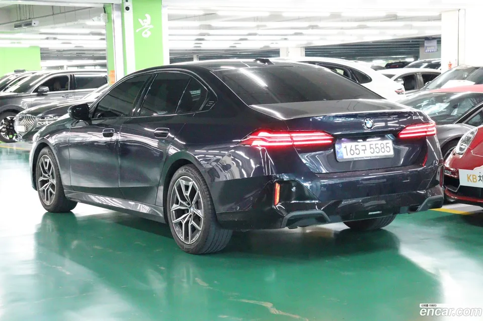 BMW 5 Series 520i M 2023 — thumbnail 4