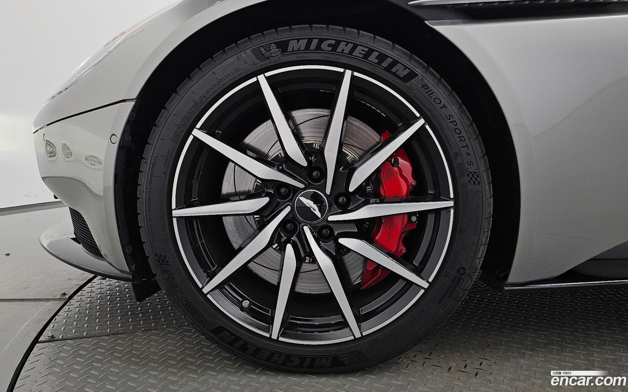Aston Martin DB11 2023 — 5