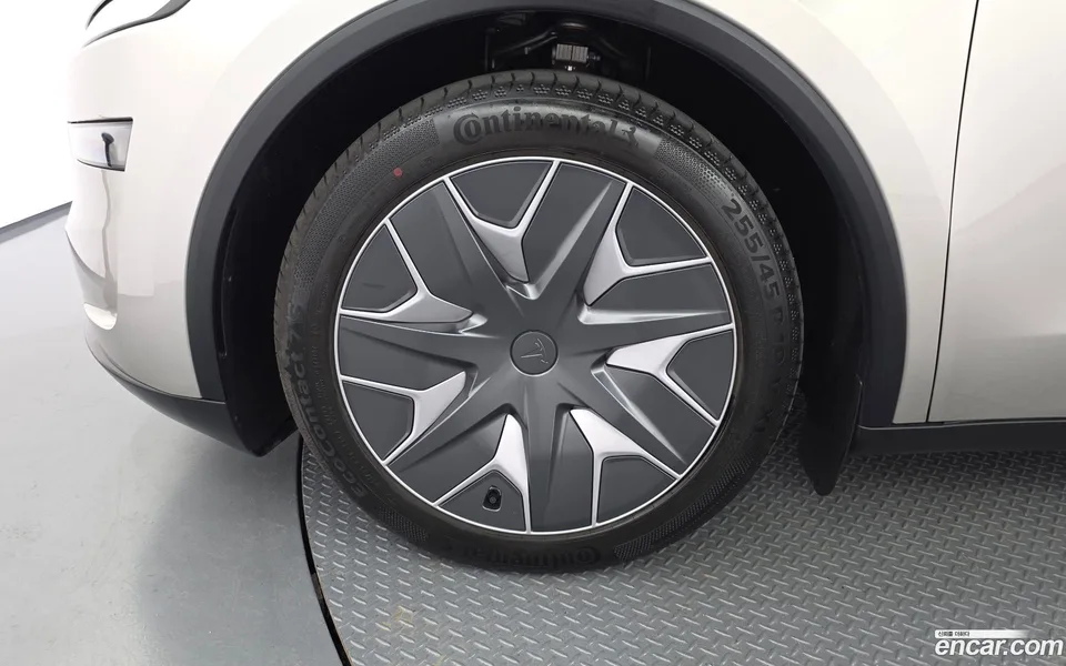 Tesla Model Y L AWD 2026 — thumbnail 2