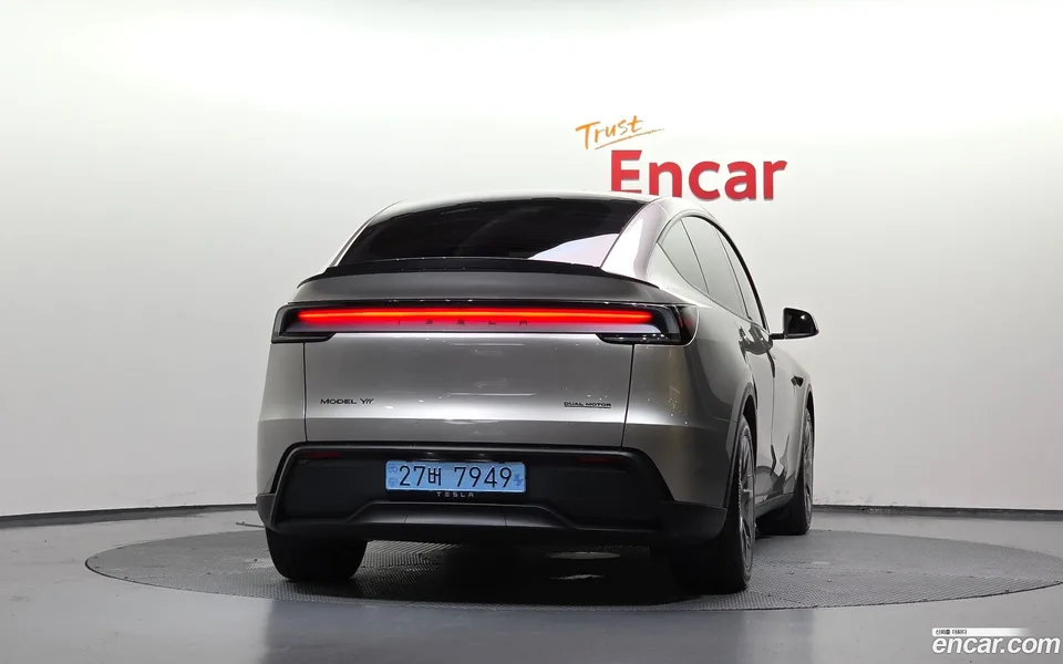 Tesla Model Y L AWD 2026 — thumbnail 4