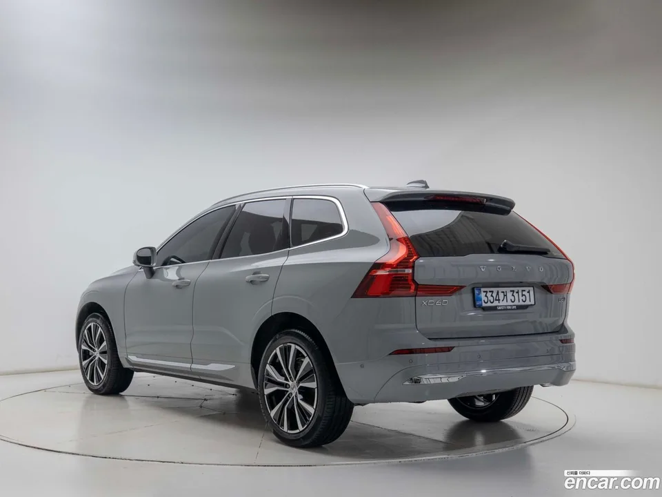 Volvo XC60 B6 2025 — thumbnail 4