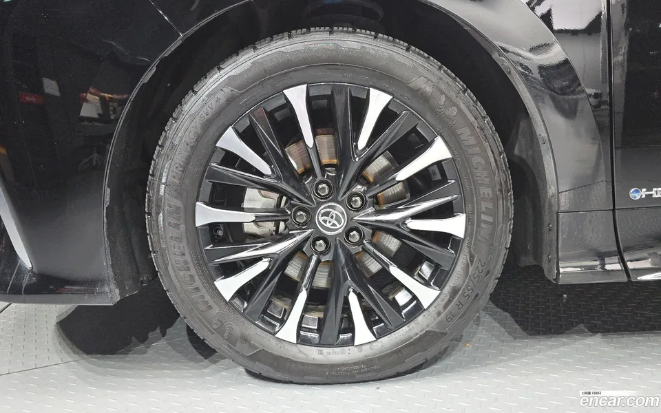 Toyota Alphard 2.5 HEV AWD 2025 — thumbnail 2