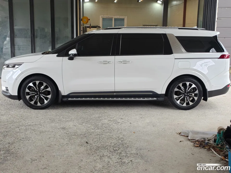 Kia Carnival 7 2023 — thumbnail 2