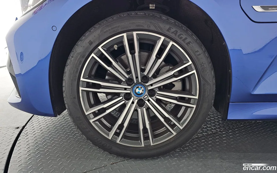 BMW 3 Series 320e M 2022 — thumbnail 5