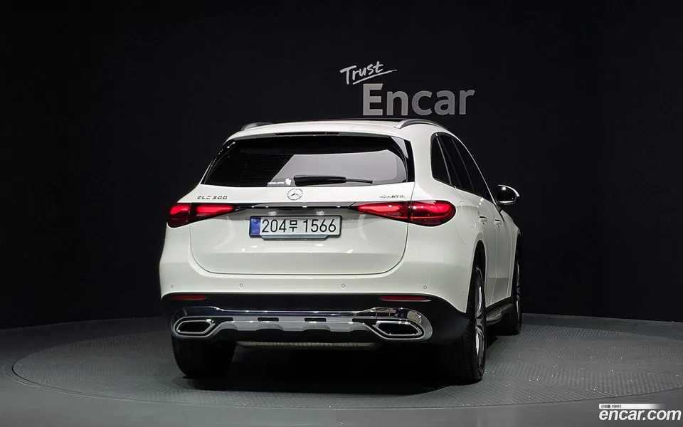 Mercedes-Benz GLC-Class GLC300 4MATIC 2025 — thumbnail 4