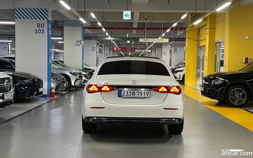Mercedes-Benz E-Class E200 2025 — thumbnail 4
