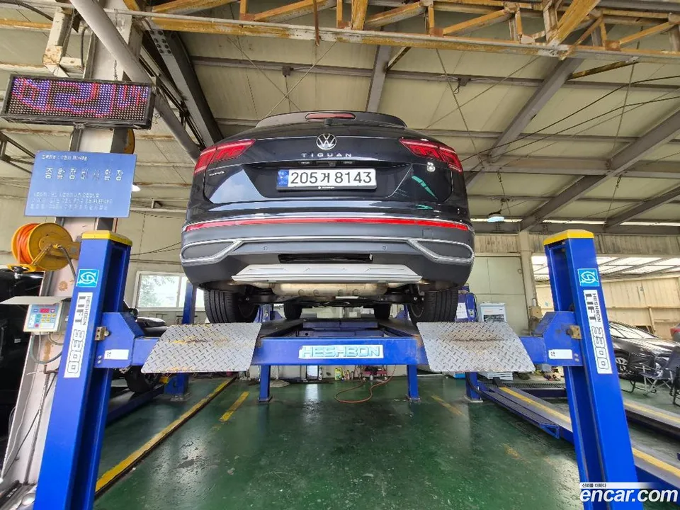 Volkswagen Tiguan Allspace 2.0 TSI 2023 — thumbnail 2