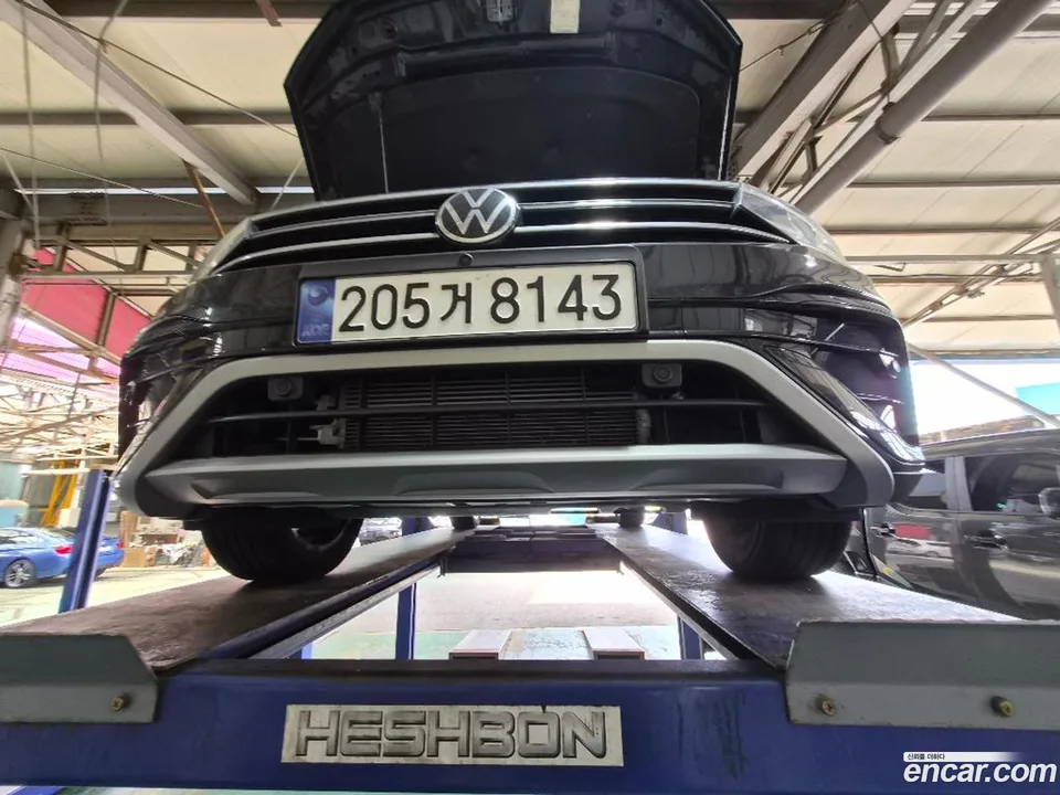 Volkswagen Tiguan Allspace 2.0 TSI 2023 — photo 1, buy with delivery to Moscow