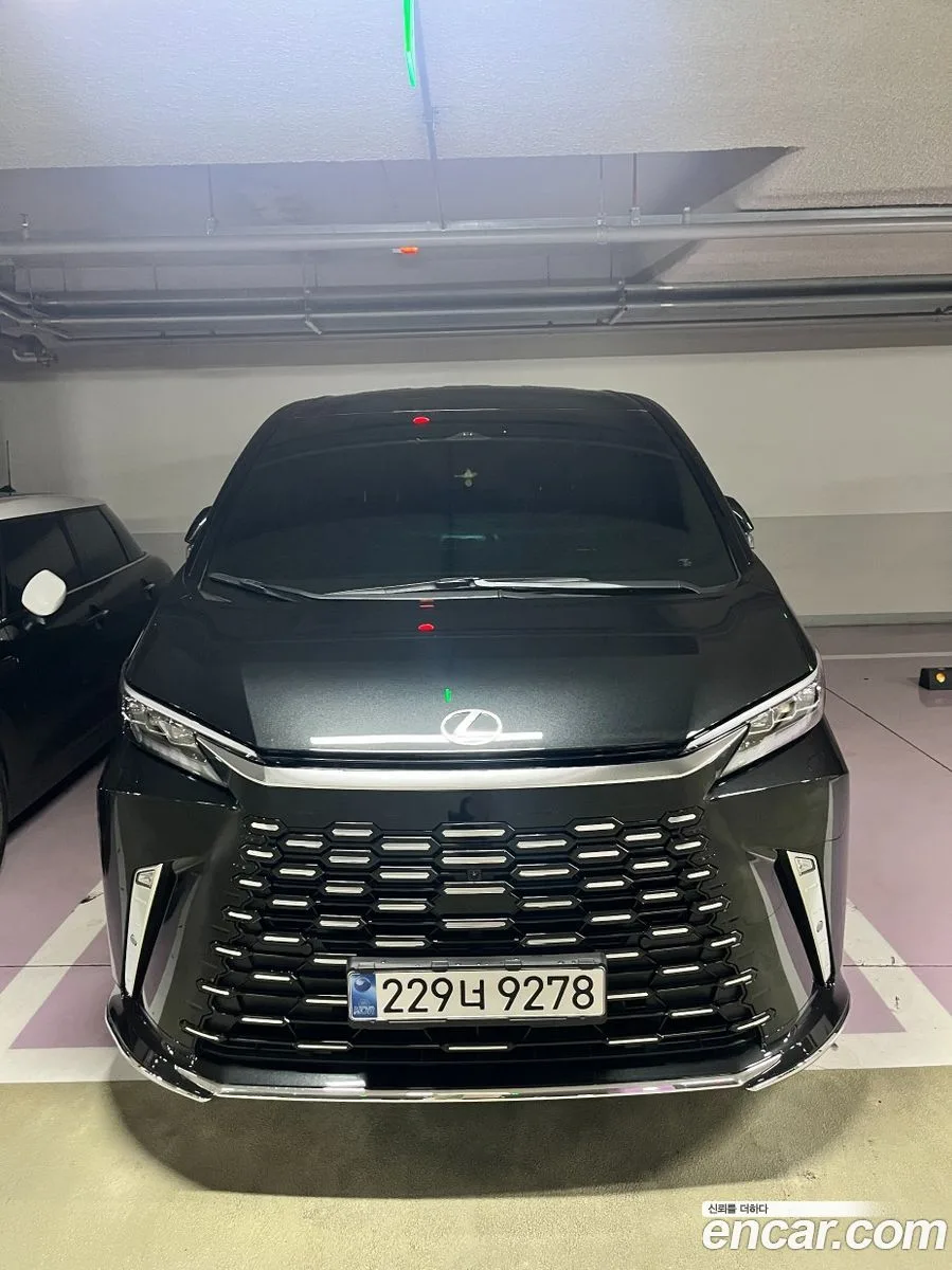 Lexus LM 500h 2025 — photo 1, buy with delivery to Moscow