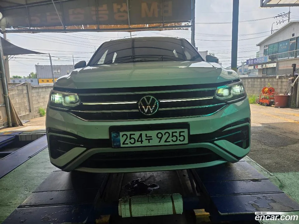 Volkswagen Tiguan Allspace 2.0 TSI 2024 — photo 1, buy with delivery to Moscow