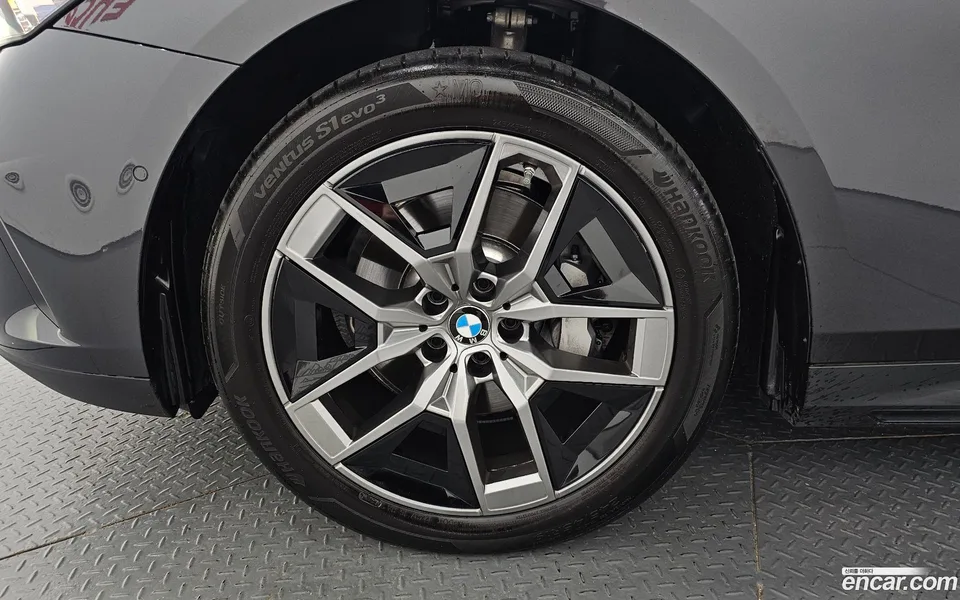 BMW 5 Series 530i xDrive 2025 — thumbnail 2