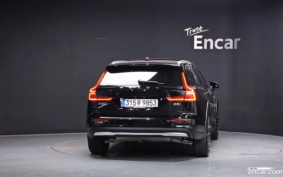 Volvo V60 Cross Country B5 AWD 2025 — thumbnail 4
