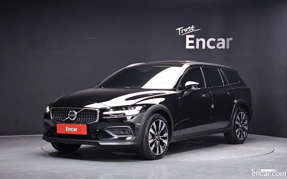 Volvo V60 Cross Country B5 AWD 2025 — photo 1, buy with delivery to Moscow