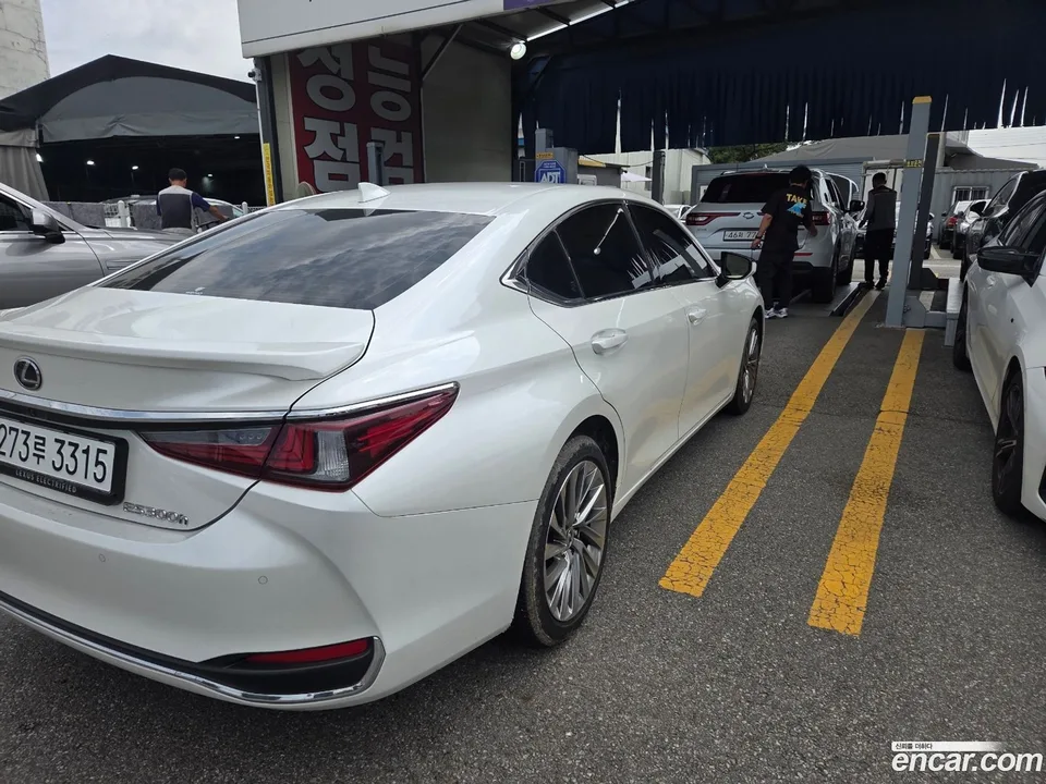 Lexus ES 300h 2023 — thumbnail 3