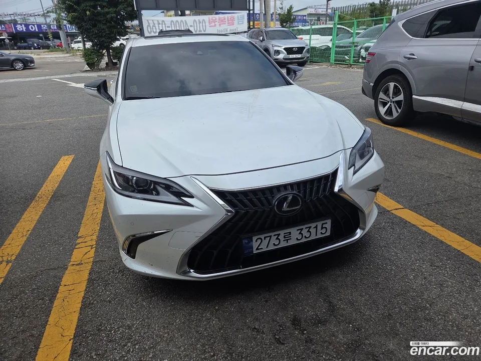 Lexus ES 300h 2023 — photo 1, buy with delivery to Moscow