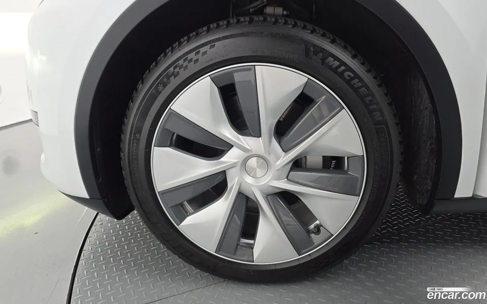 Tesla Model Y RWD 2023 — thumbnail 2
