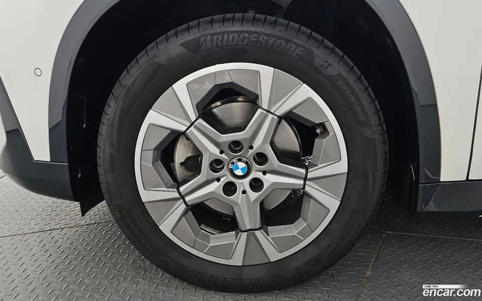 BMW X1 xDrive 20i xLine 2025 — thumbnail 2