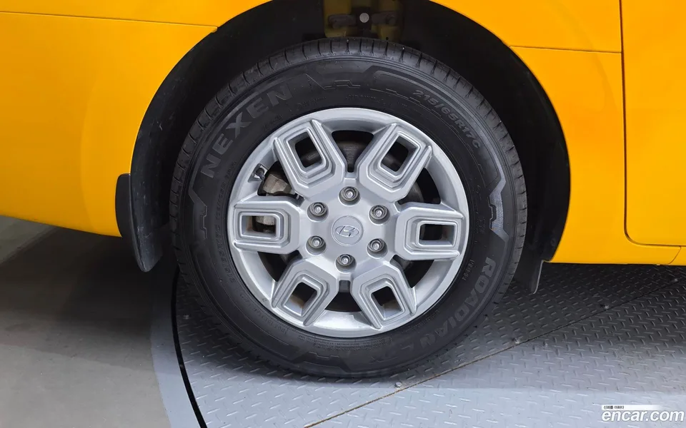 Hyundai Staria L3.5 2023 — thumbnail 2