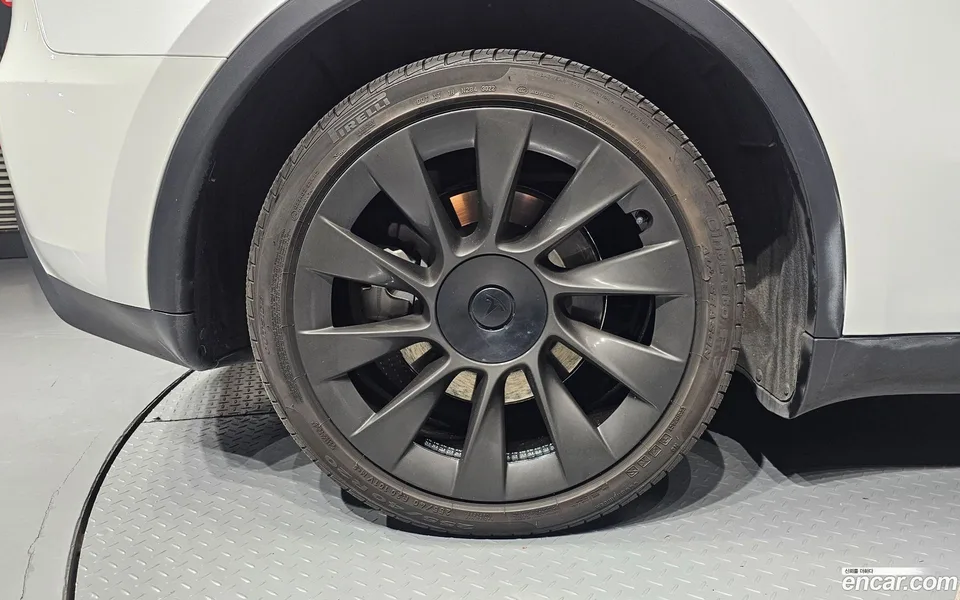 Tesla Model Y AWD 2023 — thumbnail 2