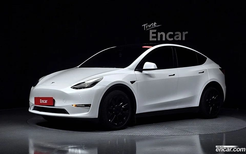 Tesla Model Y AWD 2023 — photo 1, buy with delivery to Moscow