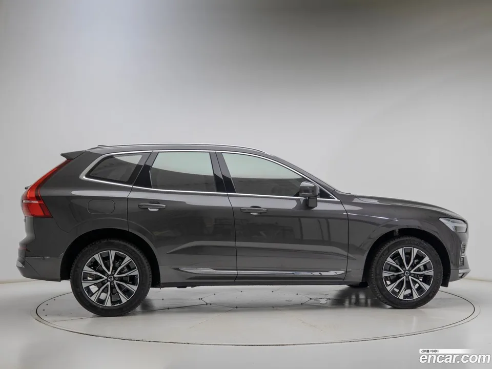 Volvo XC60 B5 2023 — thumbnail 2