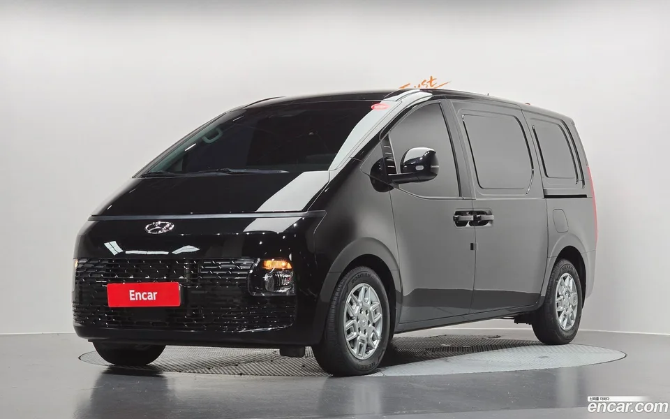 Hyundai Staria 3 2023 — photo 1, buy with delivery to Moscow