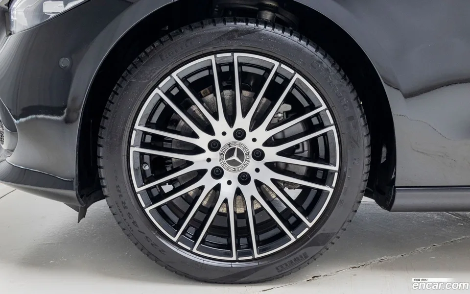 Mercedes-Benz C-Class C200 2025 — thumbnail 2