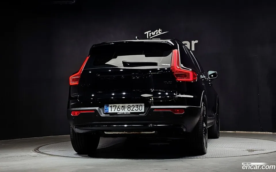 Volvo XC40 B4 2024 — thumbnail 4