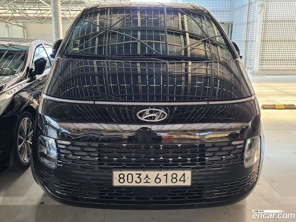 Hyundai Staria L3.5 3 2023 — photo 1, buy with delivery to Moscow