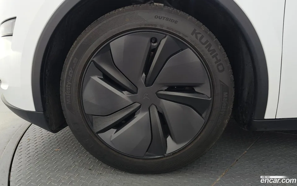 Tesla Model Y RWD 2025 — thumbnail 2