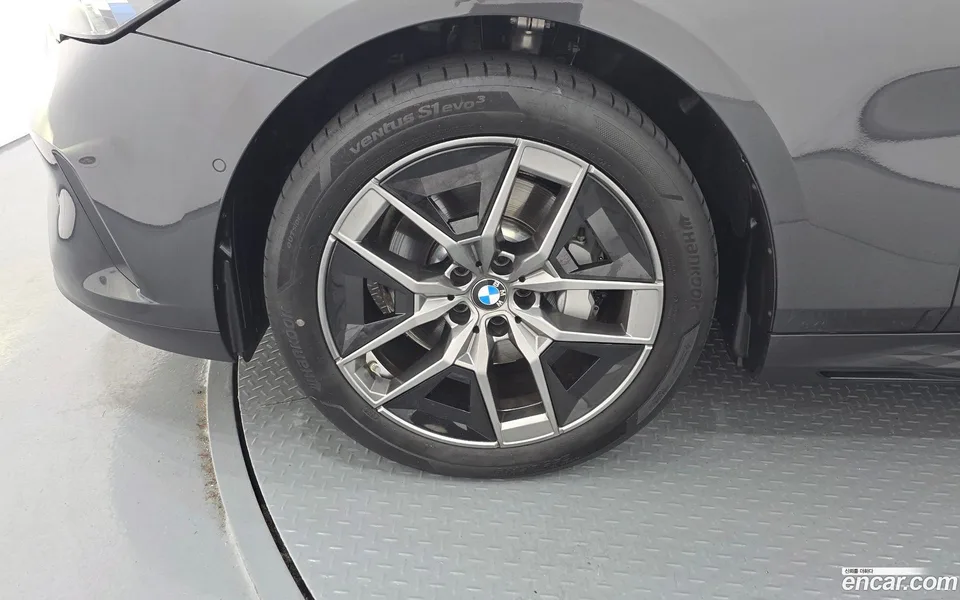 BMW 5 Series 530i xDrive 2025 — thumbnail 5