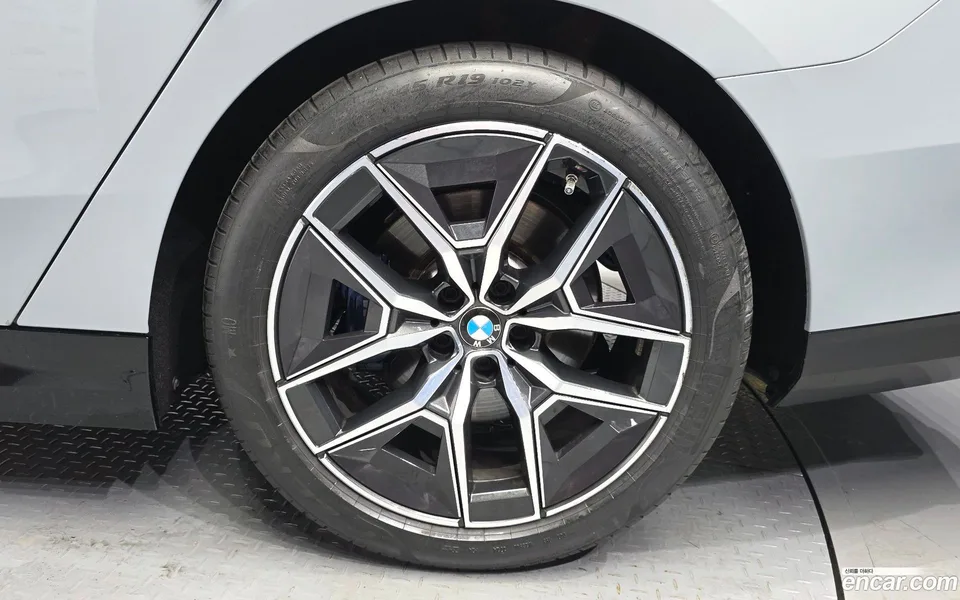 BMW 5 Series 520i M 2025 — thumbnail 2