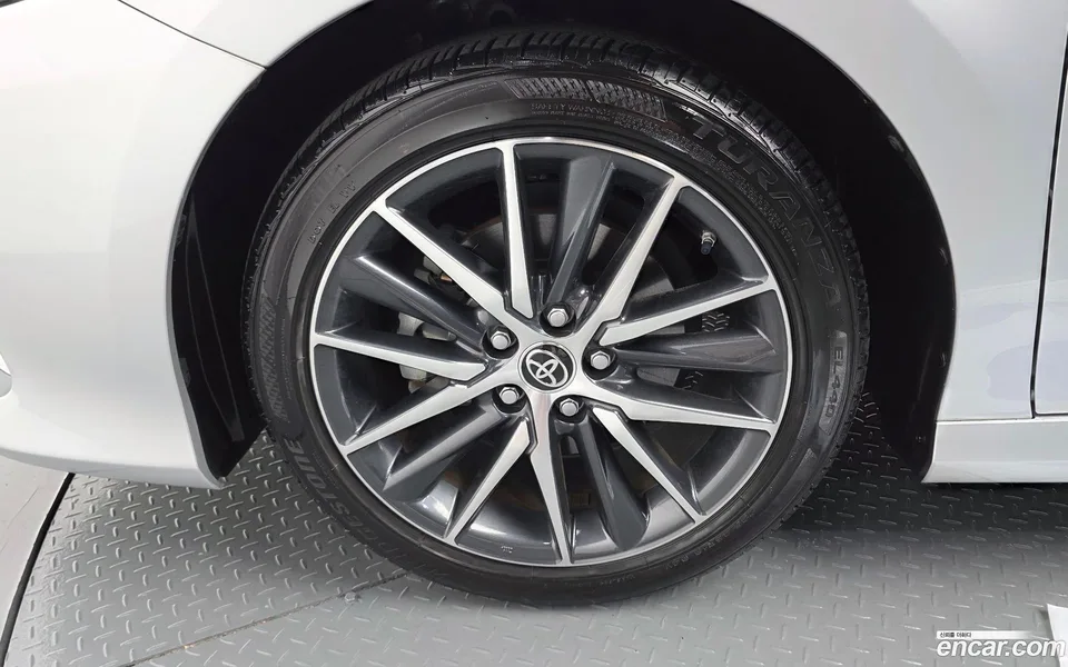 Toyota Camry 2.5 XLE 2023 — thumbnail 5